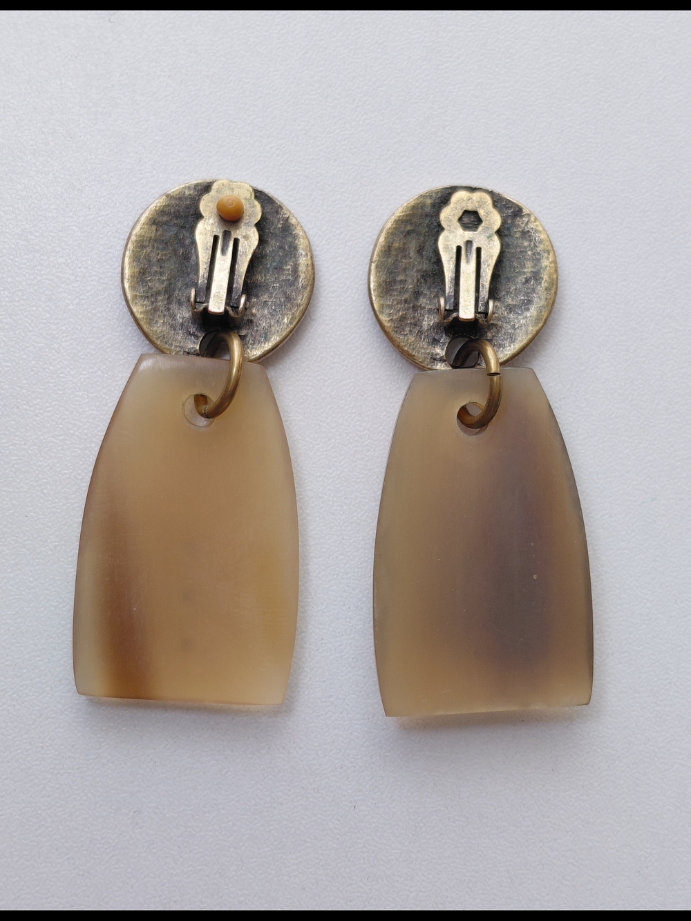 Vintage Natural Polished Buffalo Horn Antiqued Brass Tone Stud Clip On Earrings - Picture 3 of 4